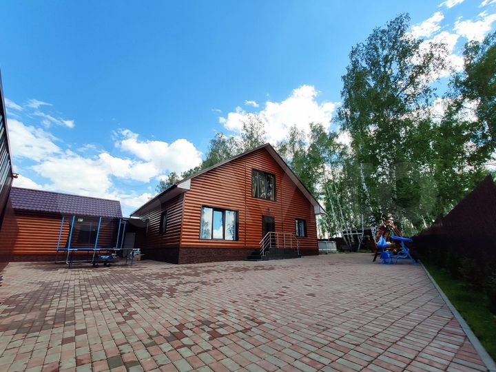 Коттедж 240 м² на участке 10 сот.