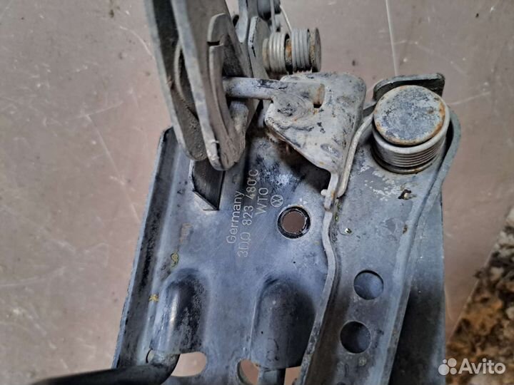 Крюк капота на Volkswagen Phaeton