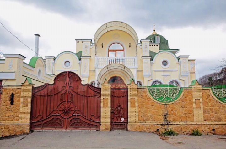 Дом 700 м² на участке 8 сот.