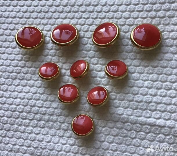 Пуговицы красные с «золотым» ободком комплект