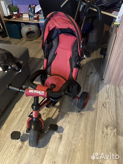 Трехколесный велосипед с родительской ручкой