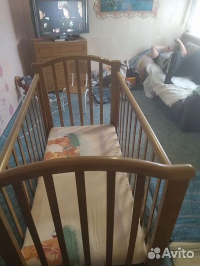 Детская кроватка и пеленальный комод