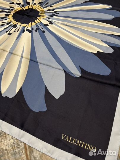 Шелковый платок Valentino синий Гербера