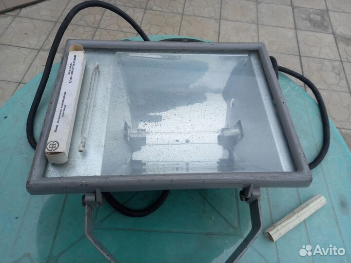 Большой галогенный уличный прожектор на 220в