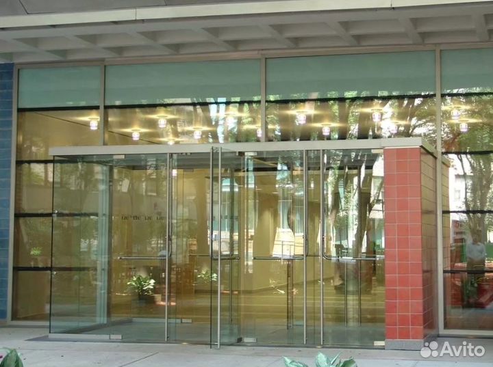 Алюминиевая дверь с остеклением