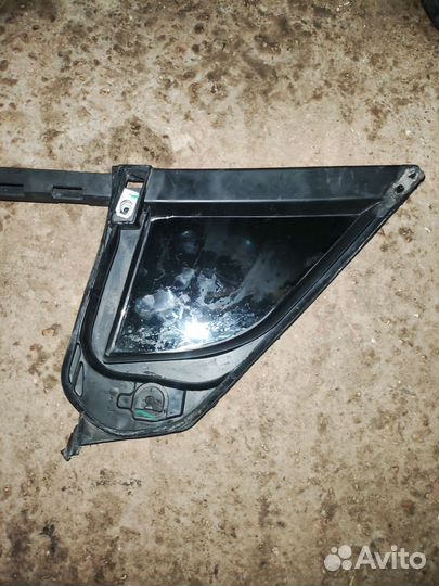 Форточку передняя левая