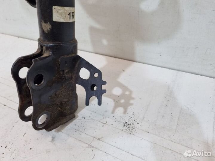 Амортизатор передний правый Toyota Camry V70