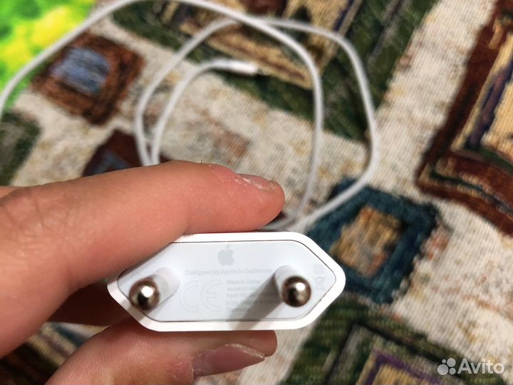 Проводные наушники и зарядка