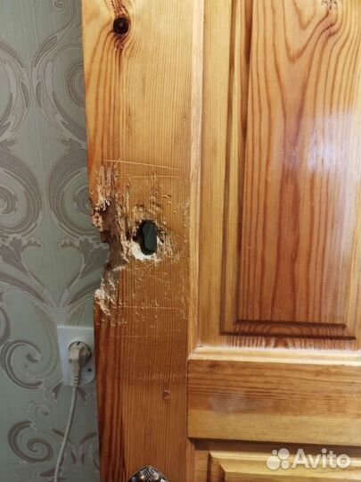Дверь входная деревянная