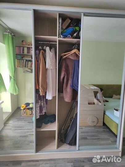 Шкаф трехстворчатый бу с зеркальными тремя дверями