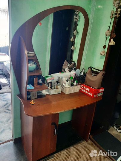 Туалетный стол с зеркалом