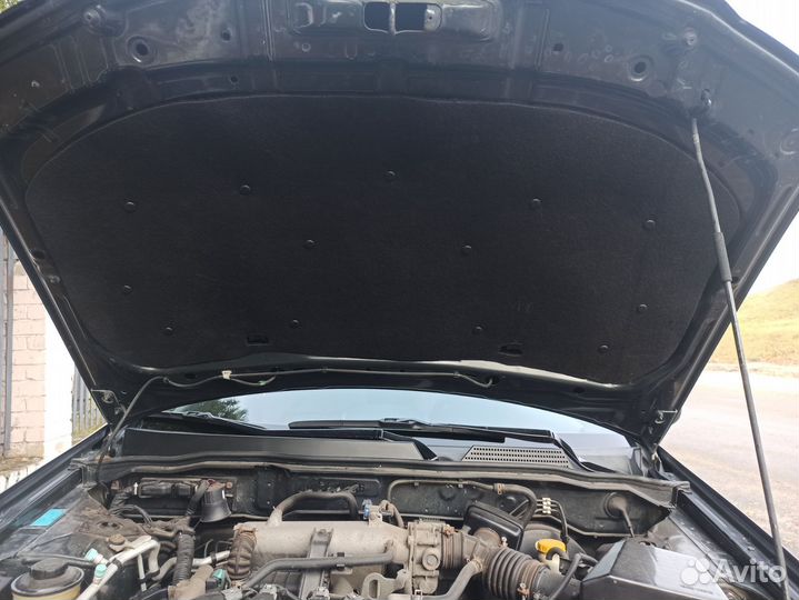 Обшивка капота на Nissan Almera Classic B10