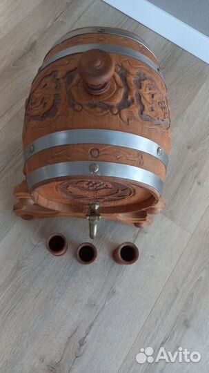 Бочонок для вина со стопками