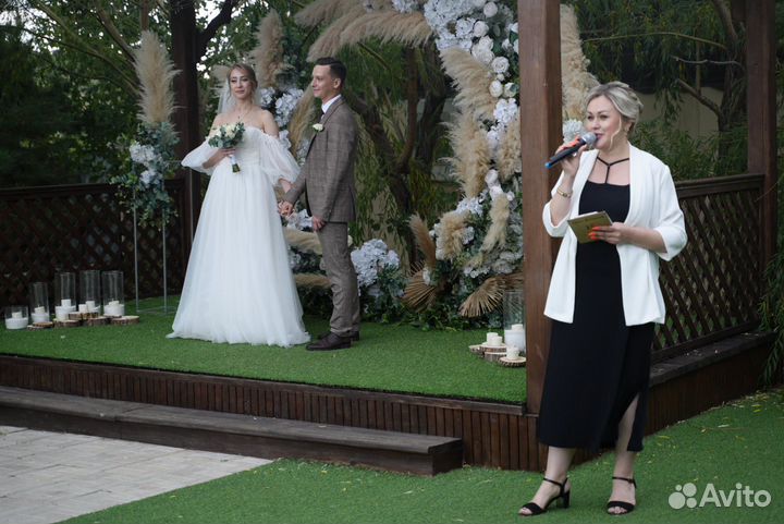 Ведущий мероприятий и диджей с оборудованием