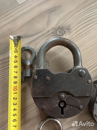 Навесной замок старинный
