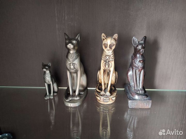 Коллекция фигурок кошек