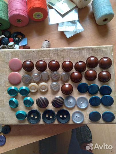 Пуговица много разных