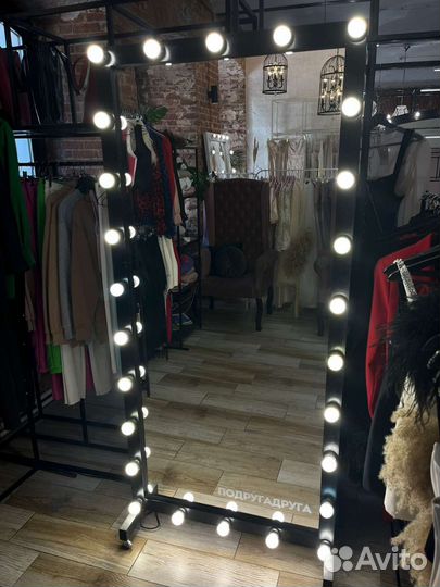 Зеркало с подсветкой на колесиках