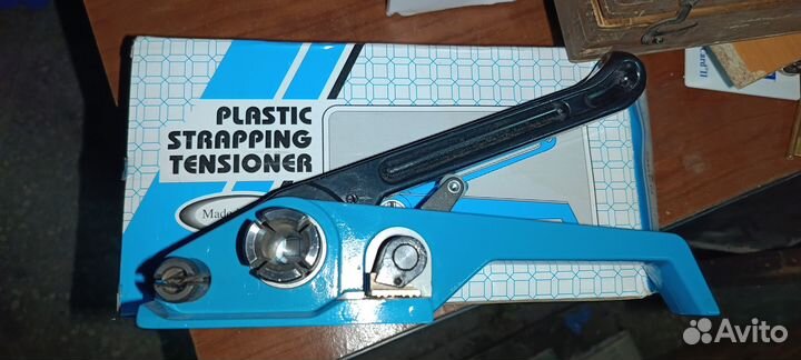 Plastic strapping tensioner