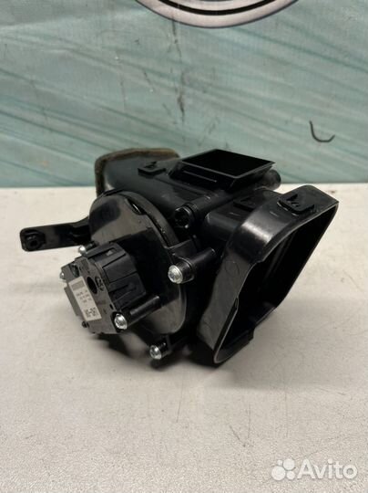 Дефлектор обдува левый Ауди А8 Д4