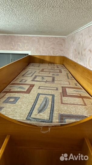 Кровать чердак со столом и шкафом