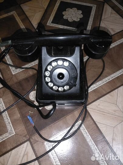 Старинный телефонный аппарат