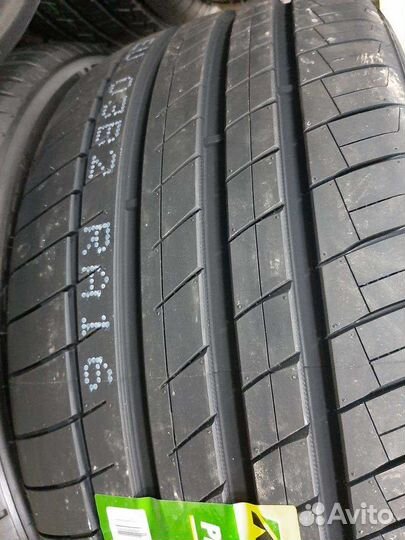 Kapsen RS26 295/30 R22