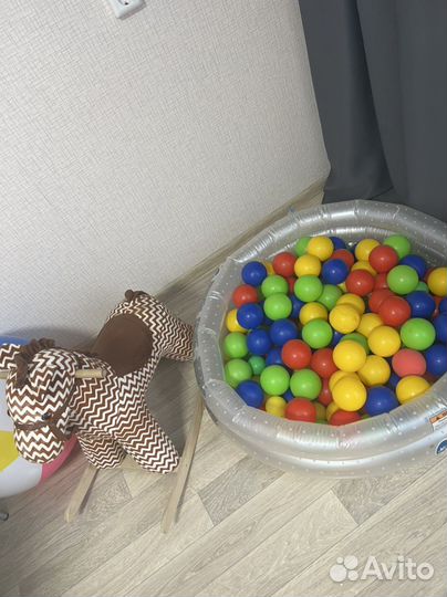 Сухой бассейн с шариками много шаров