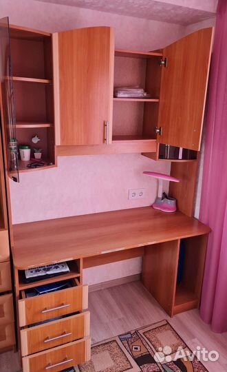 Письменный стол с надставными шкафами