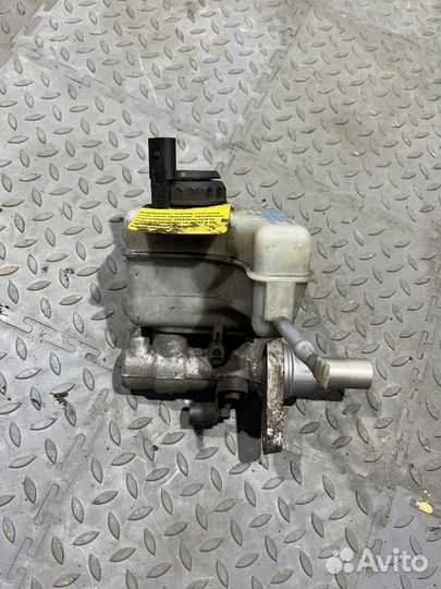 Главный тормозной цилиндр в сборе с бачком