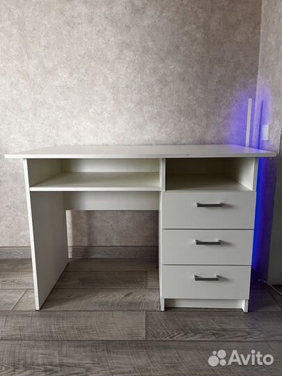 Современный письменный стол