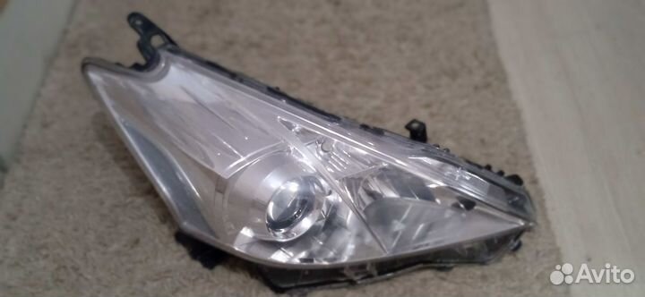 Фара передняя правая Toyota Prius Alpha 2012 г