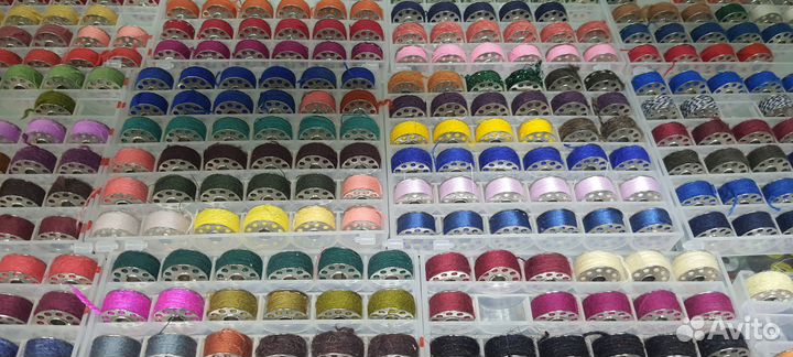 Нитки на шпульках