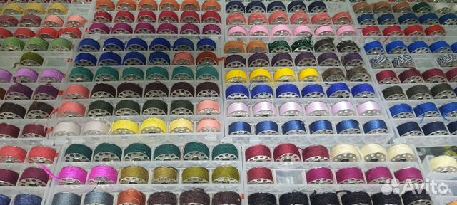 Нитки на шпульках