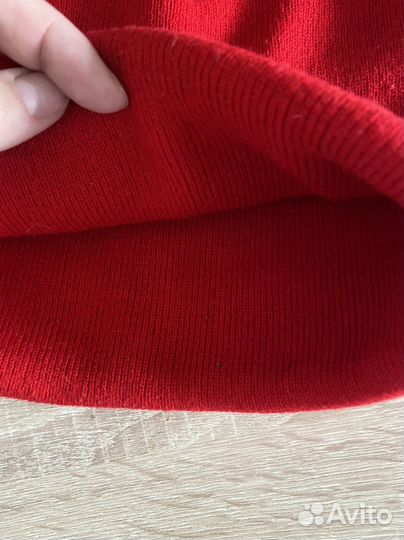 Шапка красная с надписью на стиле