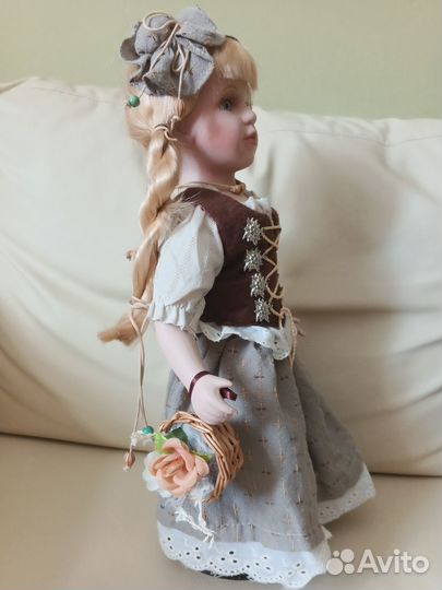 Кукла фарфоровая в национальном костюме Германия