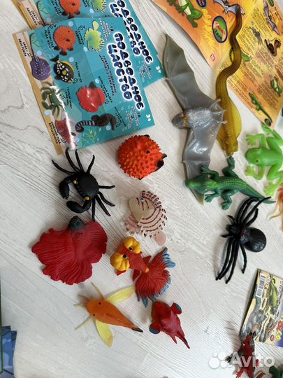 Фигурки разных серий (красное белое) к/б