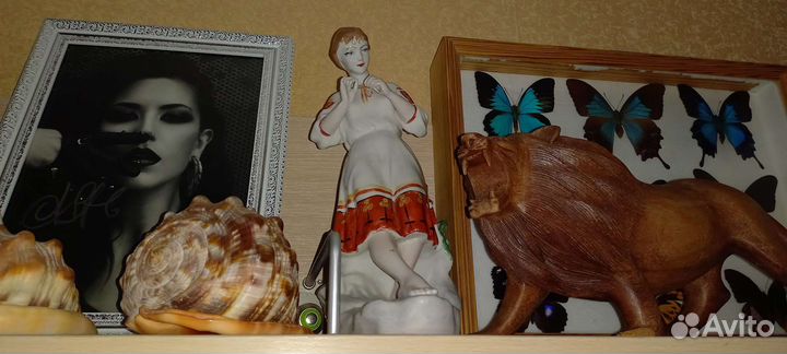 Фарфоровая статуэтка. Девушка с ромашкой