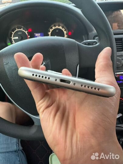 Телефон iPhone 11