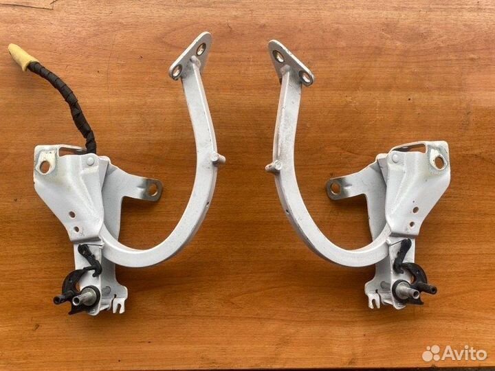 Петля крышки багажника Skoda Superb седан сayc