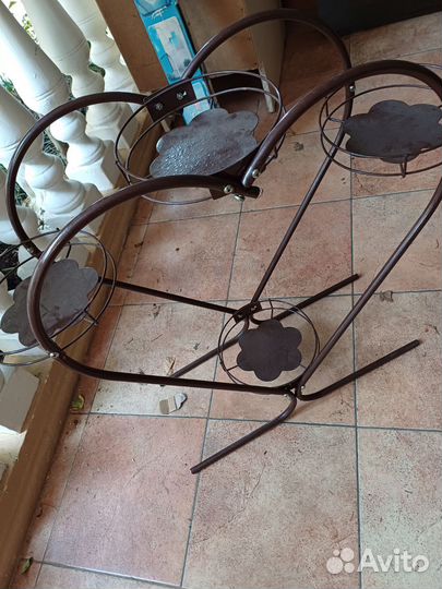 Подставка под цветы металлическая