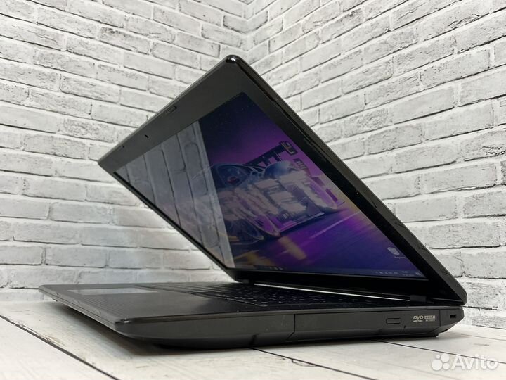 Большой быстрый ноутбук Asus на SSD 17.3