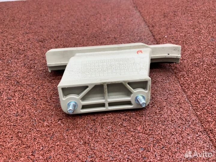 Направляющая стекла двери Hyundai Solaris 2