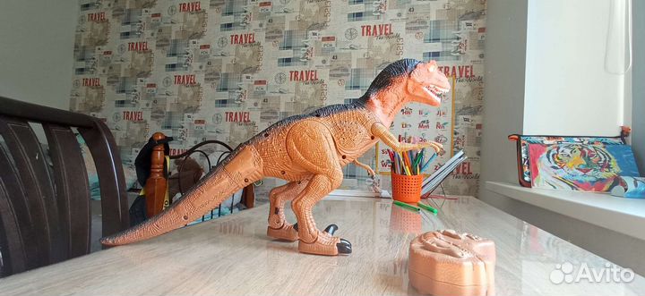Динозавр на пульте управления