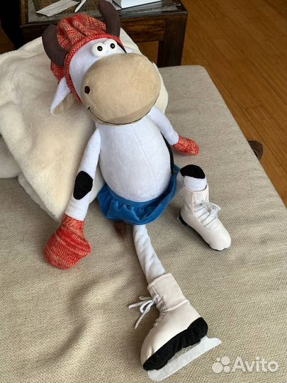 Мягкая игрушка корова на коньках