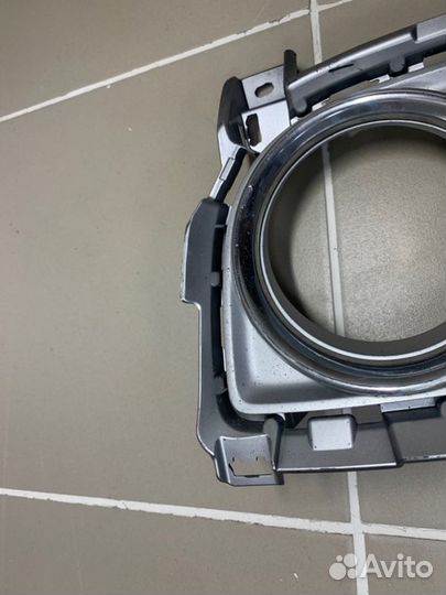 Накладка противотуманной фары правая Toyota Land