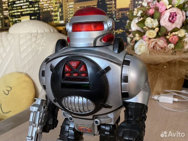 Игрушка робот на радиоуправлении
