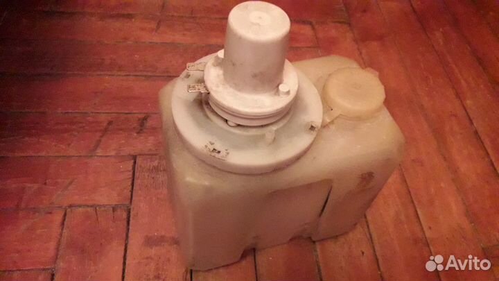 Бачок стеклоомывателя с электромоторчиком