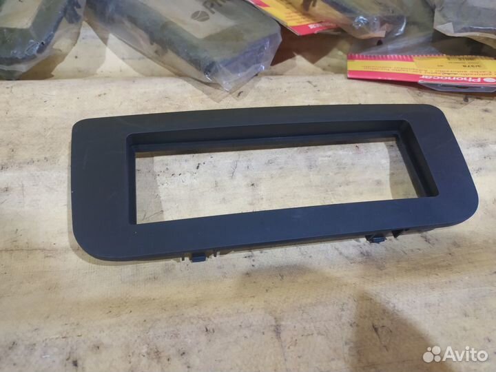 Накладка рамка магнитолы Skoda roomster