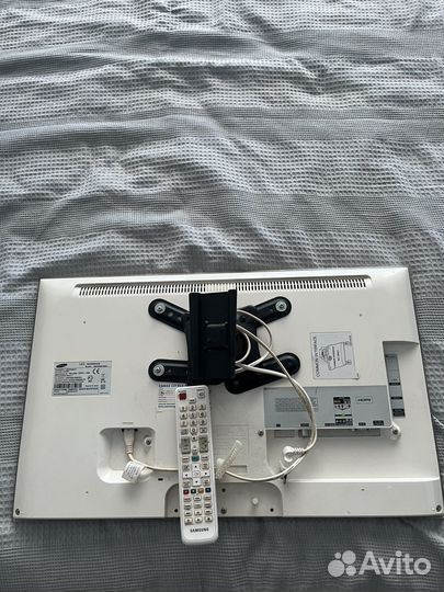 Телевизор Samsung UE27D5010NW с кронштейном